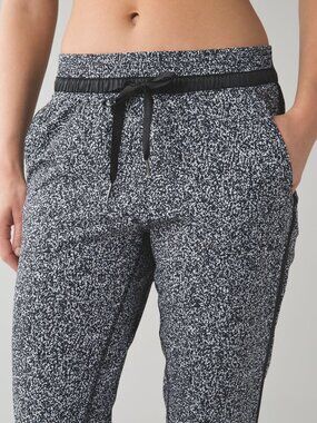 Lululemon &go On The Go Jogger Flashback Static - VEUC Size 6